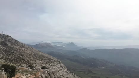 Luftaufnahmen-Von-Drohnen-Fangen-Die-Atemberaubende-Landschaft-Von-Torcal-De-Antequera-Ein-Und-Konzentrieren-Sich-Auf-Die-Einzigartige-Felsformation,-Die-Als-„El-Casco“-Bekannt-Ist.