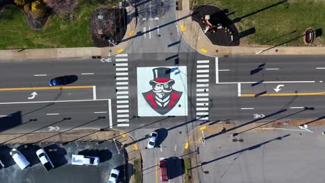 Luftaufnahme-Des-Gouverneurslogos,-Das-Auf-Die-Straße-Vor-Dem-Campus-Der-Austin-Peay-State-University-Gemalt-Wurde