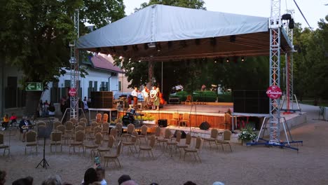 Actuación-Tradicional-De-Músicos-Folclóricos-Húngaros-Durante-El-Festival-Del-Vino-De-Balatonfüred.