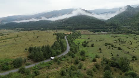 Unidades-De-Autocaravana-Rv-Camper-En-El-Parque-Nacional-De-Los-Balcanes-Centrales,-Bulgaria---Antena-4k