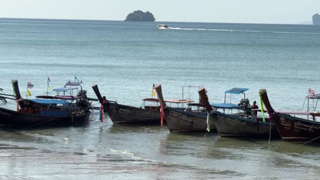 Traditionelle-Thailändische-Longtail-Boote-Angedockt-Am-Meer,-Sandstrand,-Urlaub