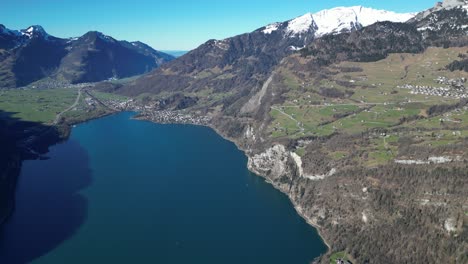 Pueblo-Turístico-De-Amden-Weesen-Suiza-Con-Colorido-Lago-Y-Fondo