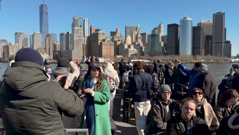 Turistas-En-Ferry-En-La-Ciudad-De-Nueva-York-Con-Vistas-Al-Centro-De-Manhattan