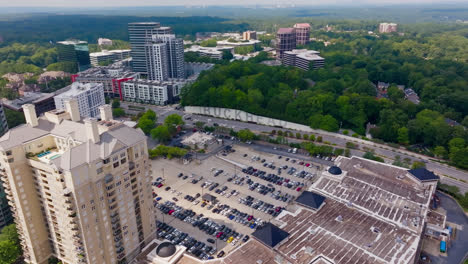 Aparcamiento-De-Coches-En-La-Zona-De-Aparcamiento-En-El-Distrito-De-Buckhead,-Cerca-De-La-Autopista,-Atlanta