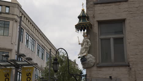 Die-Madonna-Statue-Ist-An-Der-Fassade-Eines-Gebäudes-Am-Eiermarkt-In-Antwerpen,-Belgien,-Ausgestellt---Mittlere-Aufnahme