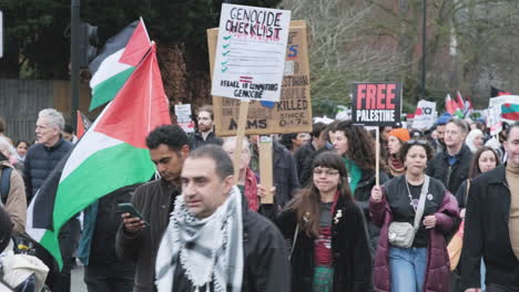 Manifestantes-Con-Pancartas-Y-Carteles-De-Palestina-Caminando-Hacia-La-Cámara-En-El-Centro-De-Londres