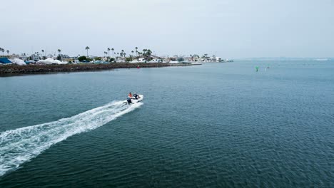 Ein-Elektrisches-Jet-Sky-Boot-Segelt-Durch-Die-Küstengewässer-Des-Kalifornischen-Amerikanischen-Reiseziels-Am-Meer,-Luftaufnahme-Einer-Drohne