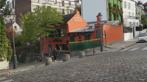 Pariser-Spazieren-Durch-Die-Hügel-Von-Montmartre-In-Paris