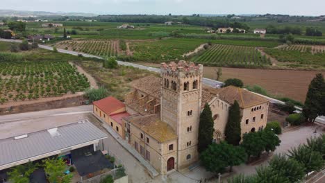 Kirche-Santa-María-De-Vallformosa-Und-Offenbarung-Der-Weinberge,-Vilobi-Del-Penedes