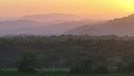 Panorama-Luftaufnahme-Von-Launischem,-Nebligem-Sonnenuntergangslicht,-Das-Grün-rotes-Leuchten-Auf-Die-Tropische-Landschaft-Strömen-Lässt