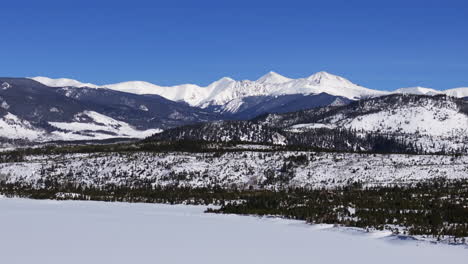 Verschneiter-Winter,-Drossel,-Blauer-Himmel,-Kalt,-Colorado,-Luftaufnahme,-Drohne,-Gefrorener-See,-Dillon,-Frisco,-Silverthorne,-Keystone,-Breckenridge,-Landschaftsansicht,-Greys-Und-Torreys,-Fourteener,-I70,-Kreis,-Links,-Zeitlupe