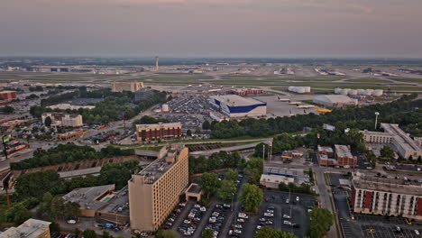 Atlanta,-Georgia,-Luftaufnahme-Einer-V890-Drohne-über-Hapeville-Und-College-Park,-Die-Die-Aktivitäten-Auf-Dem-Hartsfield-Airport-In-Atlanta-Einfängt-Und-Den-Hangar-Von-Delta-North-Bei-Sonnenuntergang-Zeigt-–-Aufgenommen-Mit-Mavic-3-Pro-Cine-–-Juni-2023