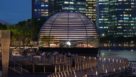 Estructura-Esférica-Frente-Al-Mar,-Tienda-Insignia-De-Apple-En-Marina-Bay-Sands,-Edificio-Emblemático-De-Singapur,-Diseño-Arquitectónico-Llamativo-Y-Futurista,-Tienda-Alimentada-Por-Energía-Renovable