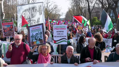 Los-Manifestantes-Sostienen-Pancartas-Y-Ondean-Banderas-Palestinas-Durante-Una-Marcha-En-Solidaridad-Con-Palestina.