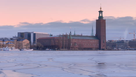 Berühmtes-Stockholmer-Rathaus-Aus-Rotem-Backstein-Mit-Blick-Auf-Den-Zugefrorenen-Mälarensee