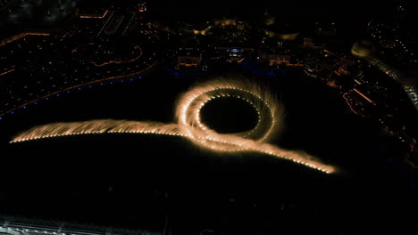 Vista-Aérea-Con-Vista-A-La-Fuente-Iluminada-De-Bellagio,-Noche-En-Las-Vegas,-Estados-Unidos