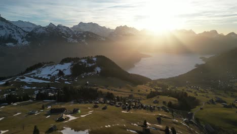 Amden-Weesen-Schweiz-Atemberaubende-Aussicht-Auf-Das-Dorf-Bei-Sonnenuntergang