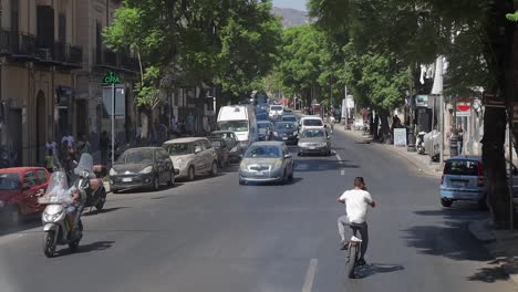 Autos-Bewegen-Sich-In-Der-Belebten-Straße-Von-Palermo,-Italien