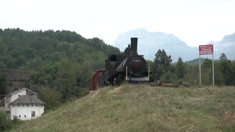 Zug-In-Bosnien-Und-Herzegowina.-Bosnische-Eisenbahnwaggons-Auf-Einem-Hügel.-Stockvideos