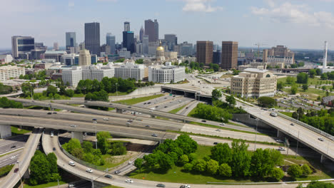 Antena-De-La-Autopista-Atlanta-Ralph-David-Abernathy-Con-La-Oficina-Gubernamental-Del-Capitolio-Del-Estado-De-Georgia-Y-Los-Edificios-Del-Horizonte-Del-Centro-De-Atlanta-Y-Los-Rascacielos-A-La-Vista,-Georgia