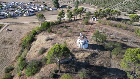 Aérea-De-La-Sagrada-Ermita-Del-Poblado-De-San-Julián,-Un-Santuario-Sagrado-Que-Invita-Tanto-A-Peregrinos-Como-A-Viajeros-A-Experimentar-Su-Profunda-Tranquilidad