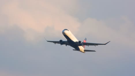 Un-Airbus-A320-Neo-En-Pleno-Vuelo-En-Toronto,-Ontario,-Canadá