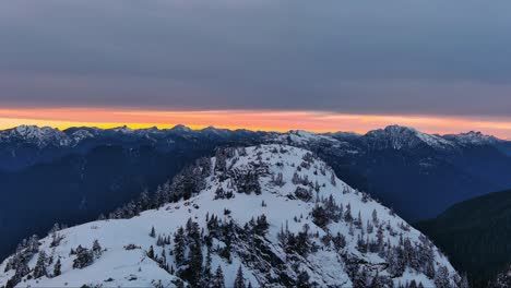 Paisaje-De-Montaña-Nevado,-Espectacular-Puesta-De-Sol-De-Invierno