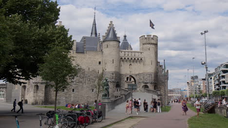 Het-Steen,-Una-Fortaleza-Medieval-Situada-En-El-Centro-Histórico-De-La-Ciudad-De-Amberes,-Bélgica---Drones-Volando-Hacia-Adelante,-Cámara-Lenta