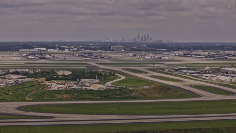 Atlanta-Georgia-Antena-V940-Sobrevuelo-College-Park-A-Través-Del-Sur-De-Carga-Atl-Hartsfield-Aeropuerto-Capturando-La-Construcción-En-Sullivan-Road-Con-Paisaje-Urbano-En-El-Horizonte---Filmado-Con-Mavic-3-Pro-Cine---Mayo-De-2023