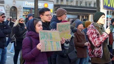 Mädchen-Mit-Anti-Putin-Schild-Bei-Protest-Gegen-Den-Russischen-Krieg-In-Der-Ukraine