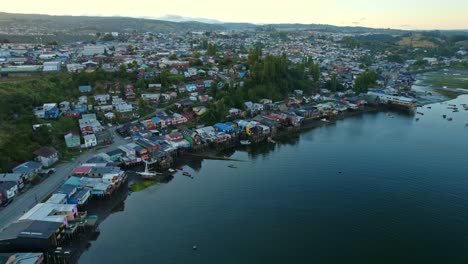 Vista-Aérea-Alrededor-De-Los-Palafitos-Palafitos-De-La-Ciudad-De-Castro,-Puesta-De-Sol-En-Chiloé