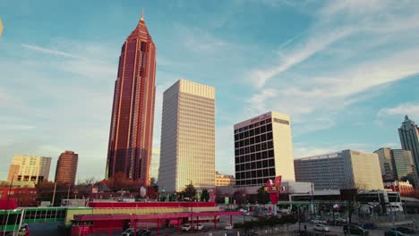 The-Varsity-Y-Bank-Of-America-Plaza:-La-Tradición-Culinaria-Se-Encuentra-Con-La-Maravilla-Arquitectónica-En-El-Centro-De-Atlanta