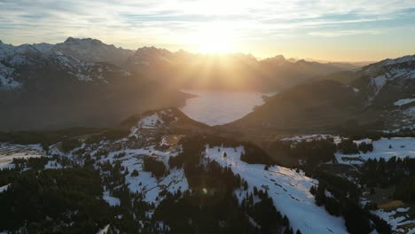 Amden-Weesen-Suiza-Perfecta-Belleza-Puesta-De-Sol-Sobre-El-Pico-De-La-Montaña