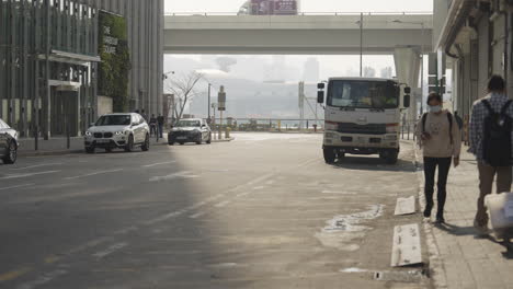 Disparo-Estático-Por-Una-Escasa-Acera-En-La-Calle-De-Hong-Kong-Con-Peatones-Durante-El-Día