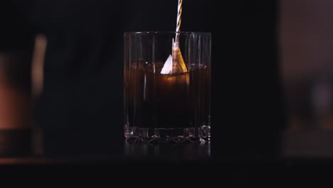 Altmodische-Cocktailzubereitung-2