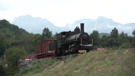 Zug-In-Bosnien-Und-Herzegowina.-Bosnische-Eisenbahnwaggons-Auf-Einem-Hügel.-Stockvideos