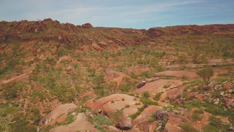 Westaustralien-Outback-Kimberley-Landschaft-Roter-Felsen-Drohne-Luftaufnahme-Looma-Camballin-Aborigine-Land-Trockenzeit-Nördliches-Territorium-Faraway-Downs-Under-Broome-Darwin-Fitzroy-Crossing-Vorwärtsbewegung-
