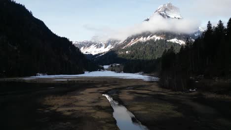 Obersee-Glarus-Schweiz-Tiefflug-Als-Der-Frühling-Auf-Dem-See-Eintrifft