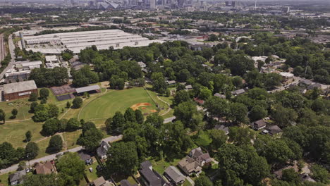 Vista-Aérea-De-Pájaro-V981-De-Atlanta-Georgia,-Paso-Elevado-Del-Barrio-Residencial-De-Adair-Park-Y-El-Centro-De-Negocios-Met,-Vista-Inclinada-Hacia-Arriba-Del-Paisaje-Urbano-En-El-Horizonte---Filmada-Con-Mavic-3-Pro-Cine---Agosto-De-2023