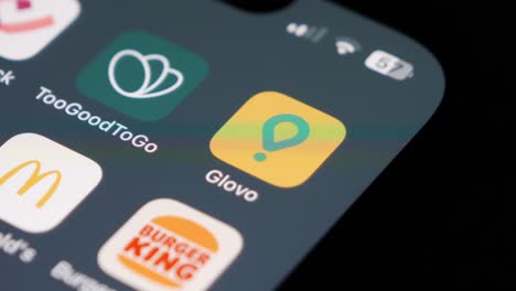 Glovo-App-Auf-Dem-Smartphone-Bildschirm,-Nahaufnahme