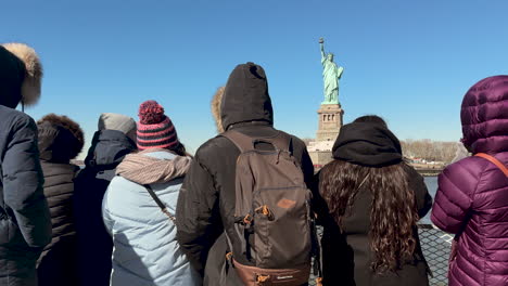 Touristen-Fotografieren-Die-Freiheitsstatue-Von-Der-Fähre-Aus