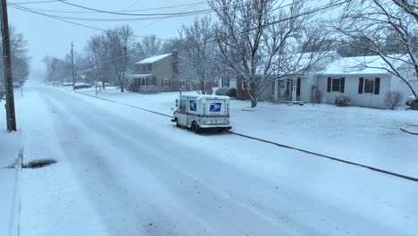 Camión-De-Entrega-De-Correo-De-Usps-Estacionado-En-Un-Barrio-Americano-Durante-Una-Tormenta-De-Nieve