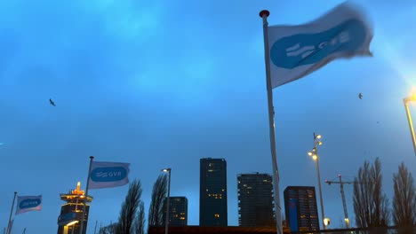 GVP-Flaggen-Des-öffentlichen-Nahverkehrs-Von-Amsterdam-Wehen-Im-Wind-POV-Fähre-Verlässt-Amsterdam-Noord