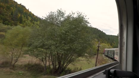 Der-Zug-Der-Rhodopen-Schmalspurbahn-Schlängelt-Sich-Durch-Die-Rhodopen