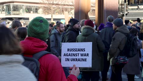 Russe-Mit-Schild-Bei-Demonstration-Gegen-Den-Krieg-In-Der-Ukraine-In-Stockholm