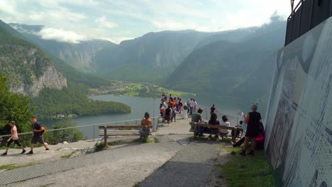 Touristen-Fotografieren-Auf-Dem-Hallstätter-Skywalk