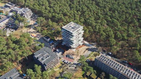 Cinematic-aerial-of-a-beautiful-newly-built-apartment-building-with-a-rooftop-filled-with-photovoltaic-solar-panels