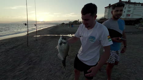 Un-Par-De-Chicos-Españoles-Mostrando-A-Las-Cámaras-El-Resultado-De-Su-Pesca.