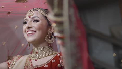 Hermosa-Novia-India-Con-Vestido-Tradicional-Lehenga-Y-Joyas-Antes-Del-Día-De-La-Boda