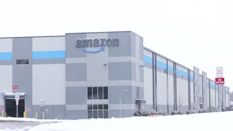 Amazon-warehouse-with-snow-falling-in-Columbus,-Ohio,-Winter-scenn